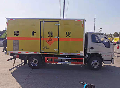 长宁爆破器材运输车工人安全操作规范与智能技术保障